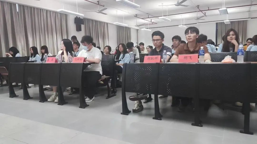 廣州華立學(xué)院計(jì)算機(jī)工程學(xué)院聯(lián)合粵嵌科技開展“簡歷制作”講座